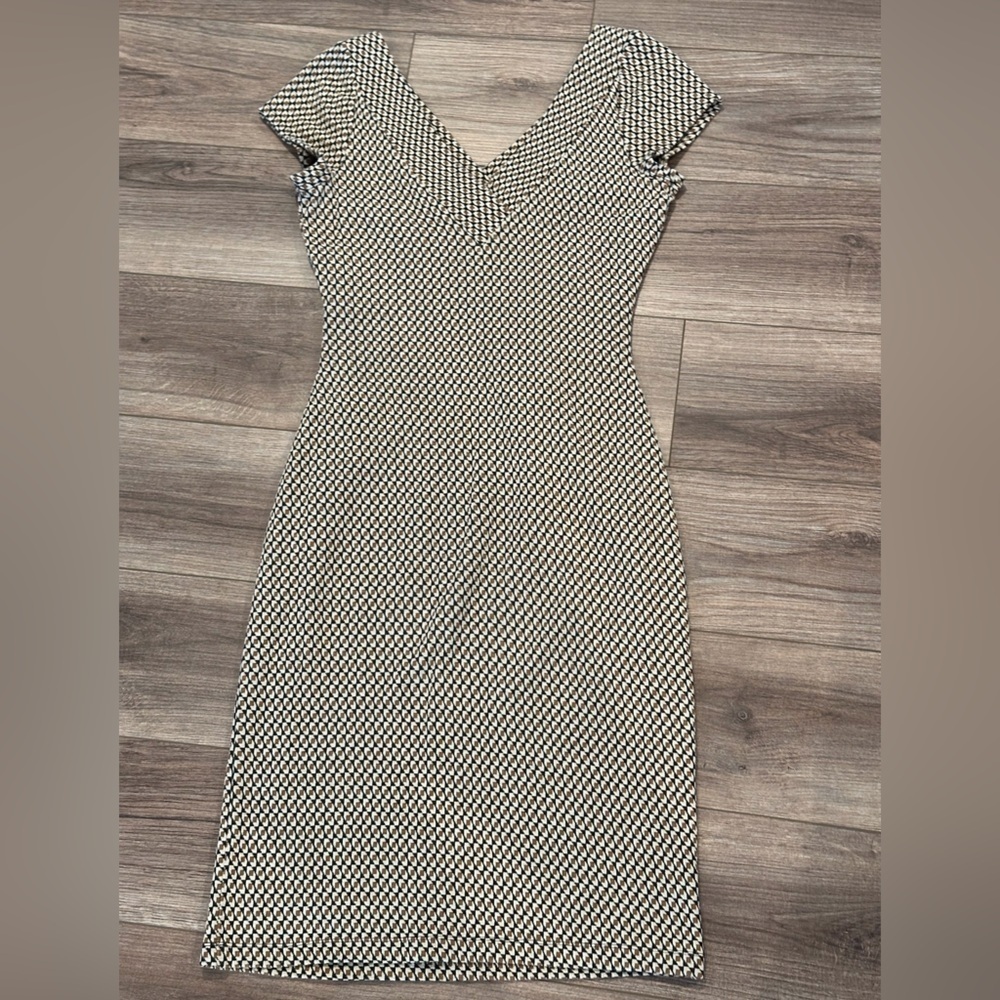 Diane Von Furstenberg Brown and Cream V-Neck Ruched Waist Dress Size 10 - Picture 6 of 8